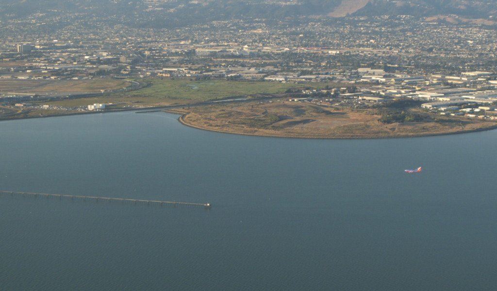 Plane_landing_in_Oakland