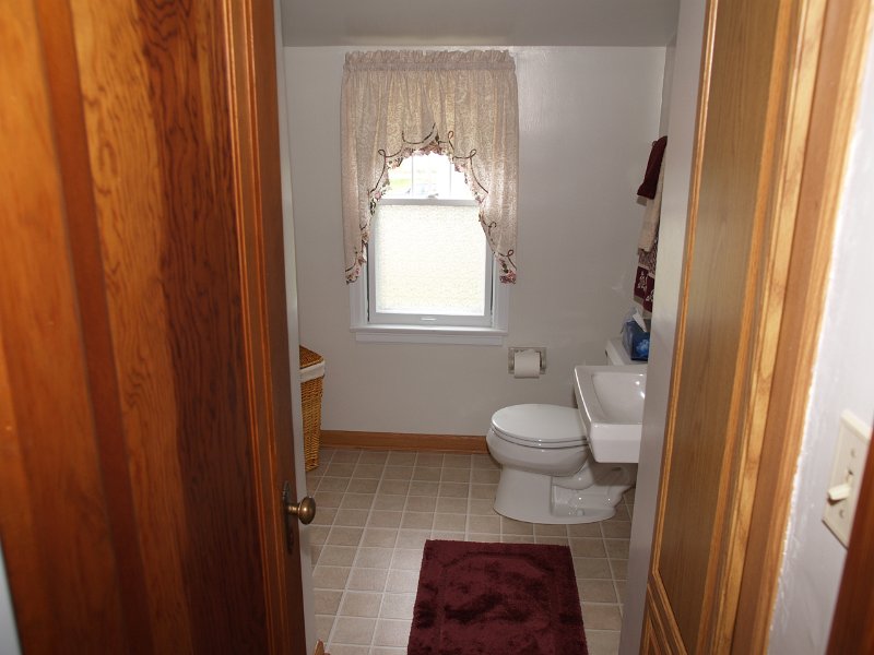 WI House 12TH ST 6_Bath Upper